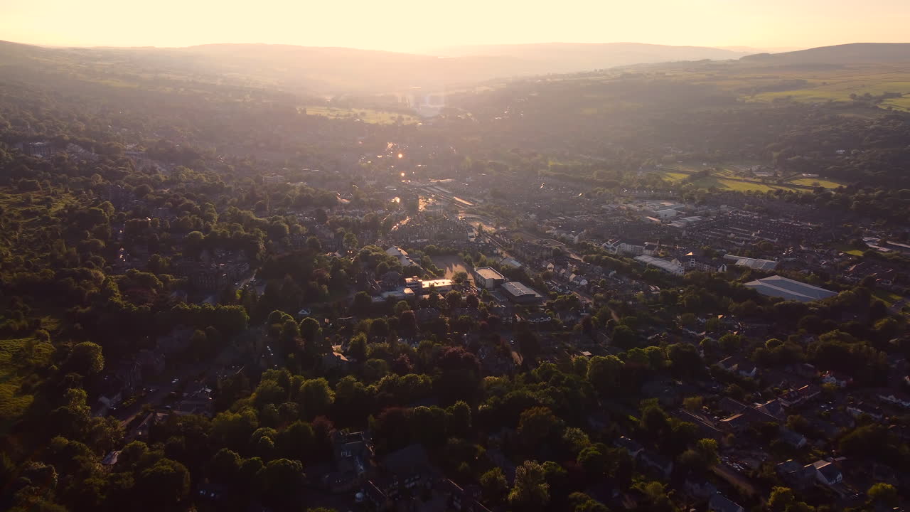estableciendo un avión no tripulado disparado hacia el sol de la ciudad rural de ilkley hacia el sol en la hora dorada al atardecer west yorkshire reino unido