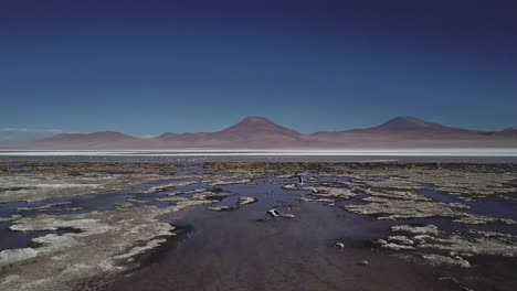 Antena-Sobre-El-Vasto-Paisaje-De-Laguna-De-Canapa,-Bolivia,-Sudamérica