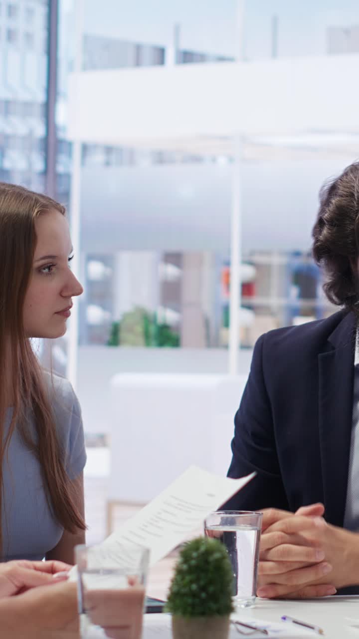 Video verticale: consulente finanziario che fornisce una guida di pianificazione personalizzata ai clienti