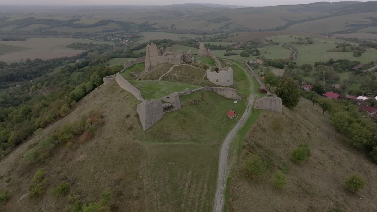 Vista aerea del Castello di Branc che domina un orizzonte rurale sconfinato.
