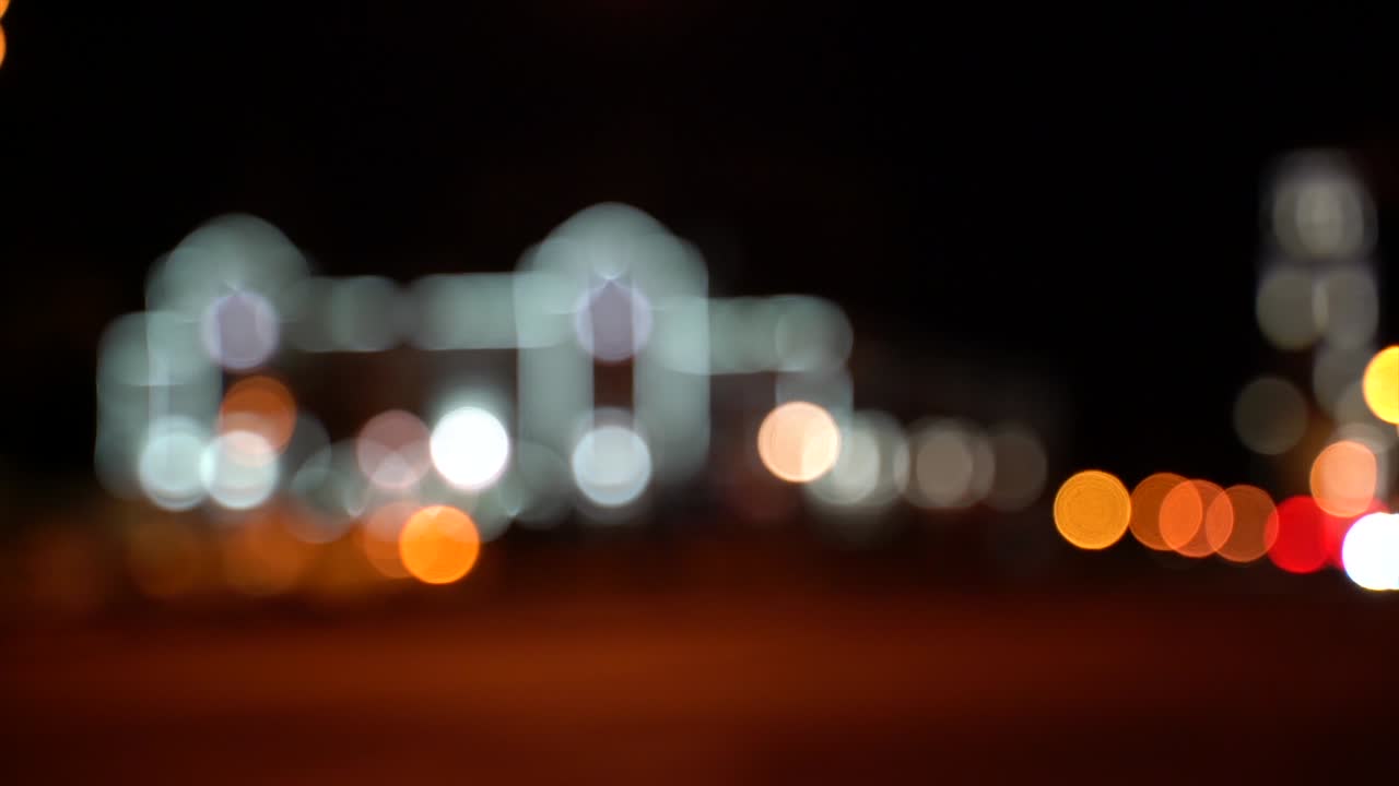 tráfico de bokeh borroso en la carretera por la noche en una gran ciudad,