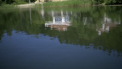 Reflexion-Des-Modernen-Weißen-Hauses-Auf-Dem-Wasser