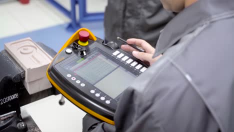 trabajador industrial que opera un panel de control