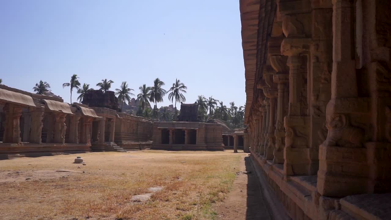 patio exterior en un antiguo templo ganesha, hampi, india