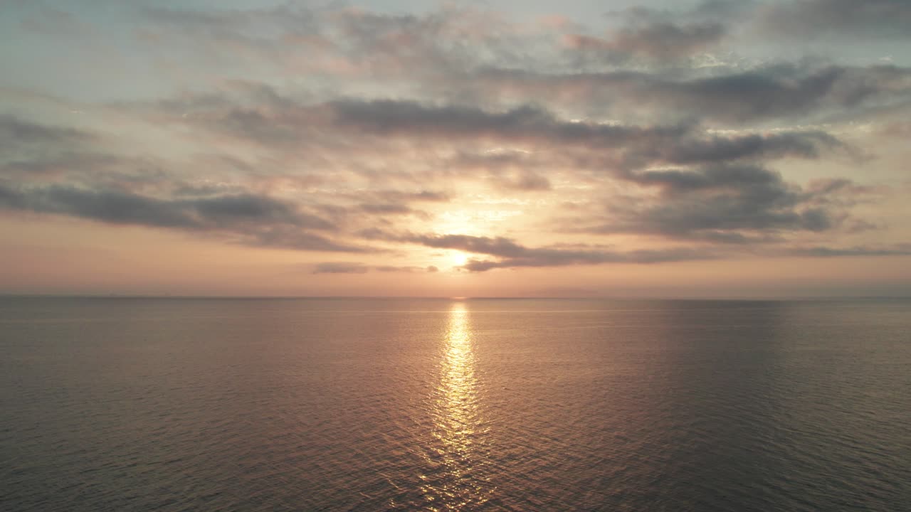 el amanecer se refleja en el lago biwako japón paisaje de agua vibrante fondo de sol dorado