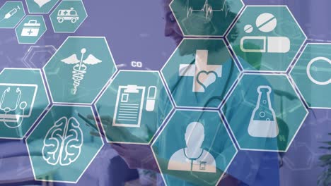 animación de iconos médicos y procesamiento de datos sobre una doctora caucásica en el hospital