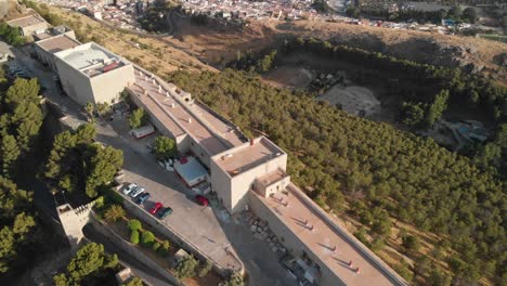 castillo de jaen, 스페인 jaen의 성 비행 및 오후 여름에 이 중세 성에서 지상 촬영, 또한 nd 필터를 사용하여 4k 24fps에서 드론과 액션 캠으로 만든 jaen 도시를 보여줍니다-11