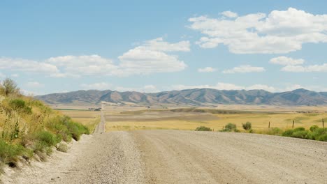 un largo camino rural que conduce a millas de granjas y tierras de cultivo en el este de idaho