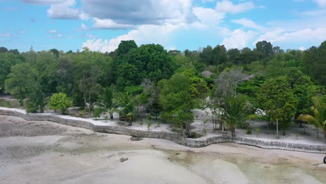 Antenne-Tropischer-Küstenbäume-Und-Weißer-Sandstrand-Bei-Ebbe-Auf-Der-Privaten-Insel-Leebong-In-Belitung-Indonesien