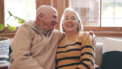 Senior,-couple-or-hug-with-laugh-on-sofa