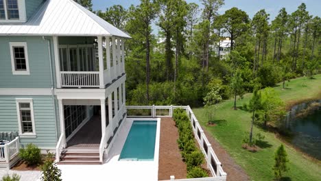 Casa-De-Vacaciones-De-Lujo-Con-Piscina-Al-Aire-Libre-Y-Lago-Cercano-En-30a-Florida,-Estados-Unidos