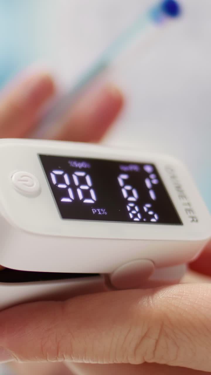Primo piano di un pulsossimetro che misura la saturazione di ossigeno e la frequenza cardiaca