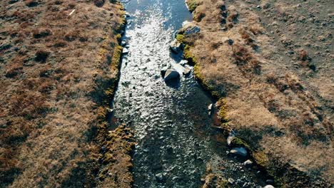 survolant un ruisseau rocheux