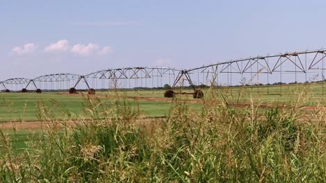 Toma-Panorámica-De-Un-Sistema-De-Riego-Lineal-En-Una-Granja-En-El-Norte-De-Texas