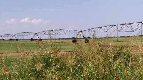 toma panorámica de un sistema de riego lineal en una granja en el norte de texas