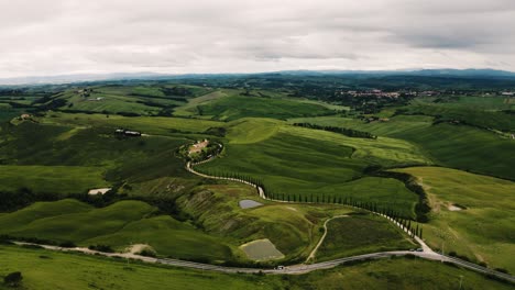 Aerial-view-of-Tuscany,-Italy's-vast-lush-farmland