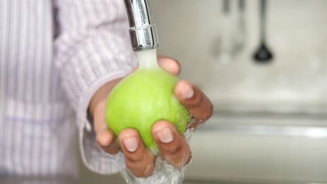 el lavado de manzanas frescas a mano,
