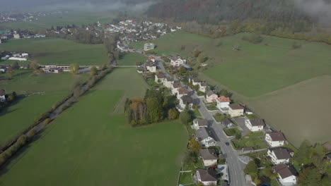 Dron-Siguiendo-La-Conducción-De-Un-Automóvil-En-Una-Carretera-De-Pueblo-En-El-Campo