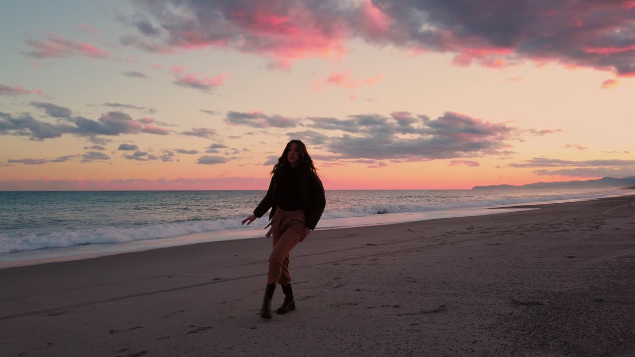 해질녘 해변에서 춤추는 소녀