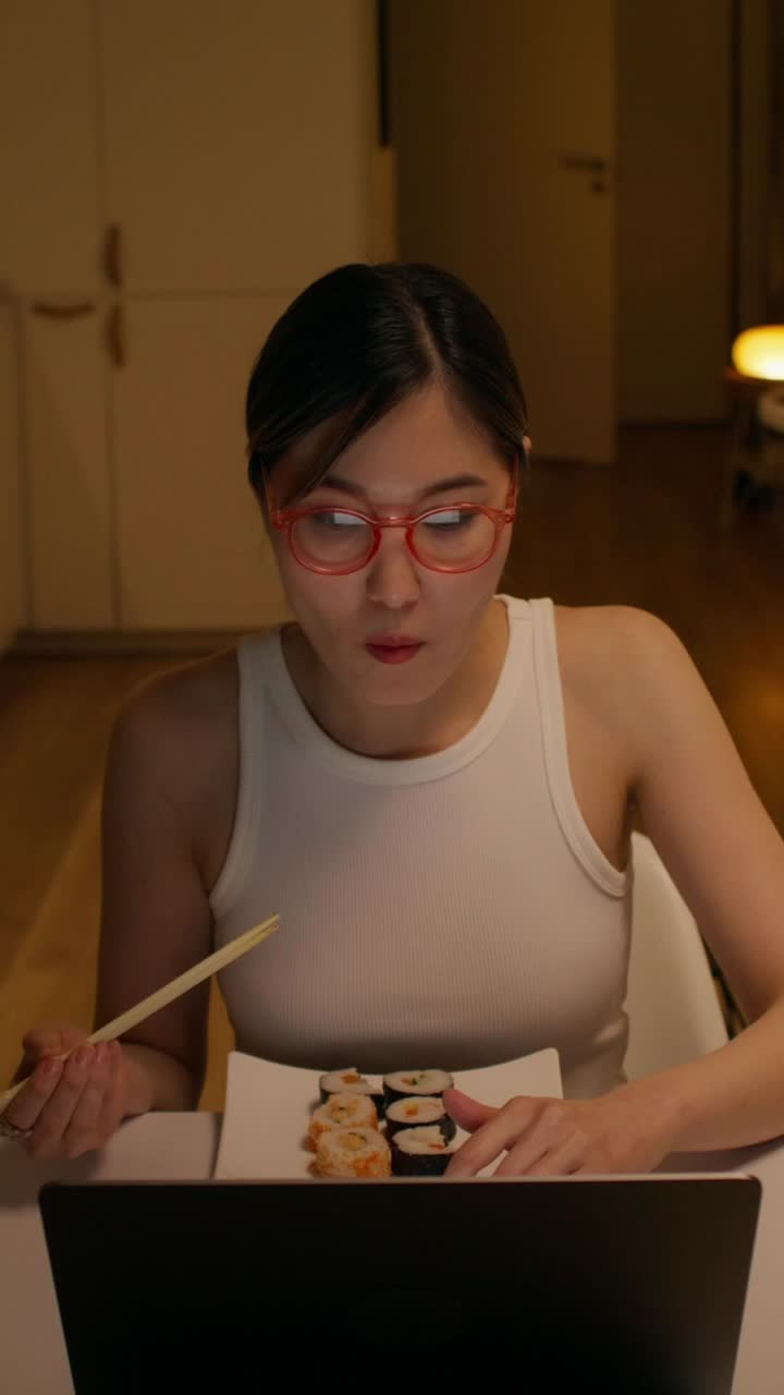 집 에서 일 하는 동안 수시 를 먹는 여자