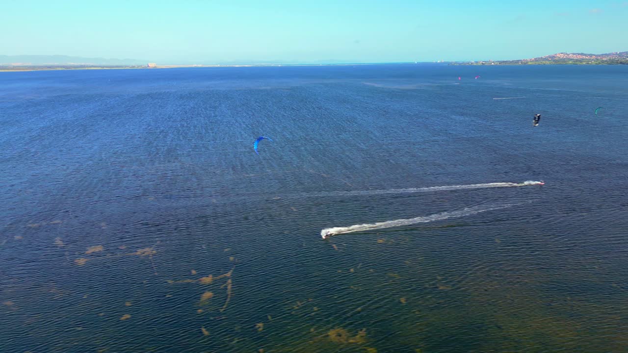 산 조반니 수에르기우 (san giovanni suergio) 의 타 트레투 해변에서 바다를 항해하는 카이트 서퍼의 공중 사진