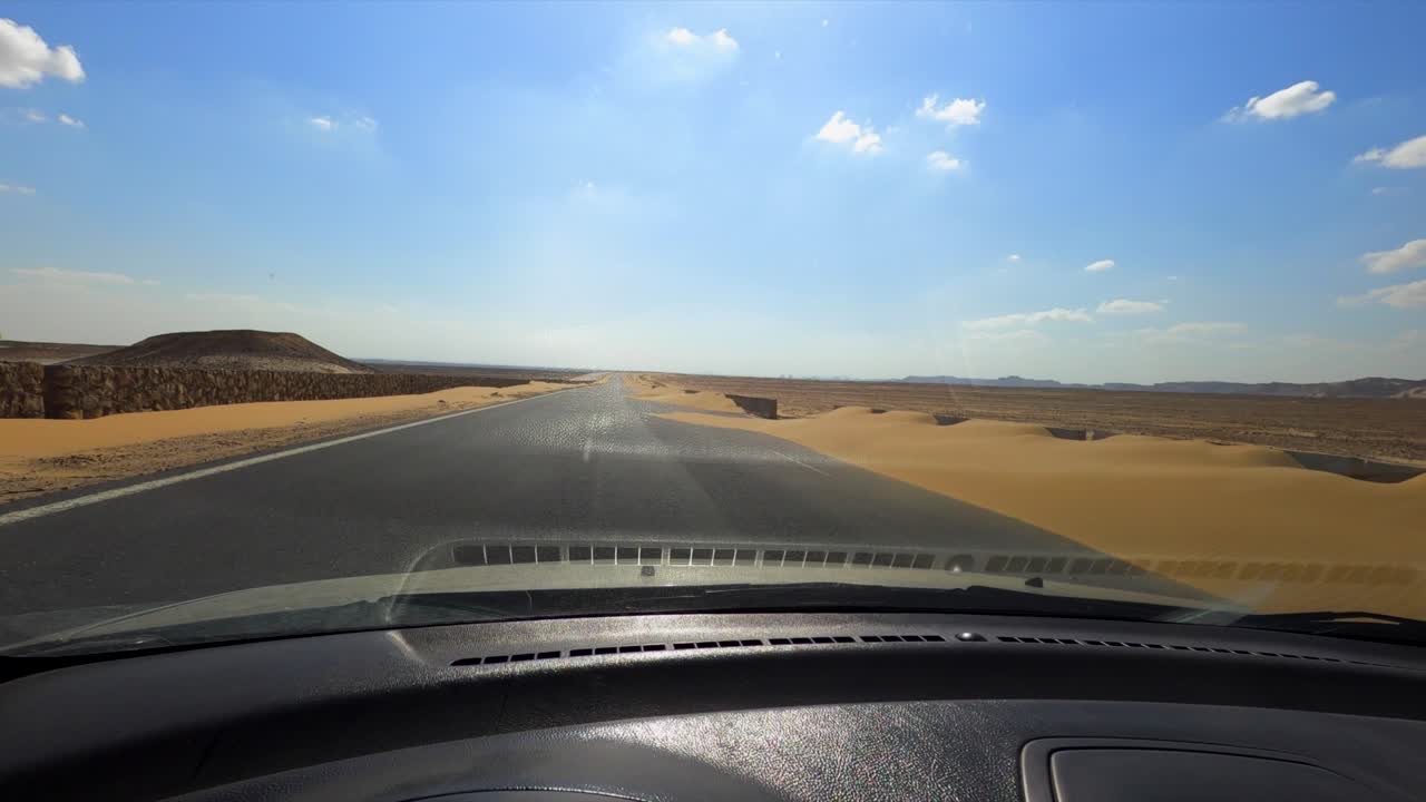 이집트의 사막 한가운데에 있는 고속도로