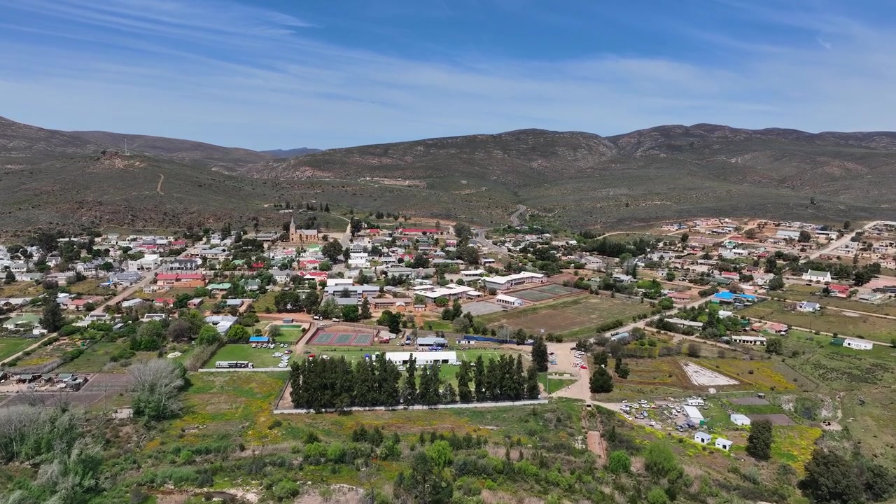 Vuelo sobre Uniondale, Sudáfrica, un pueblo encantador en una meseta montañosa.