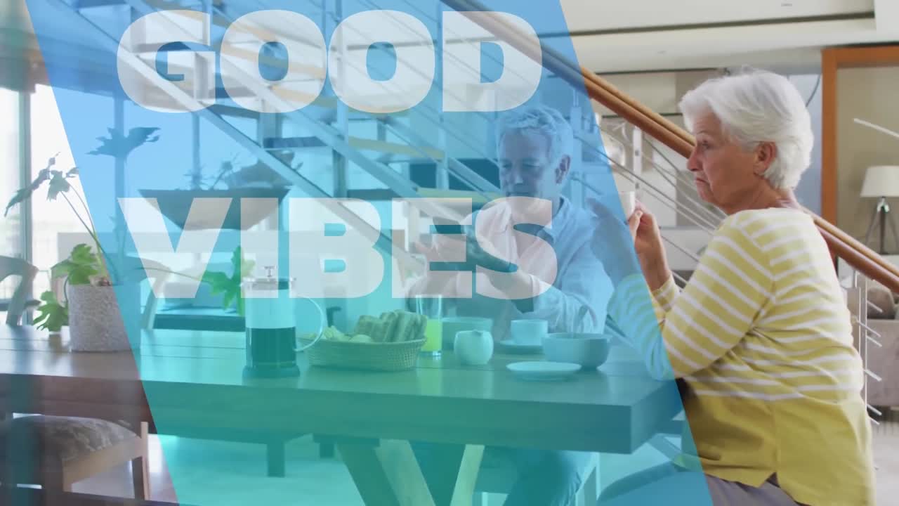 스마트폰을 사용하여 아침 식사하는 행복한 백인 부부 위에  ⁇ 색으로 좋은 진동의 애니메이션