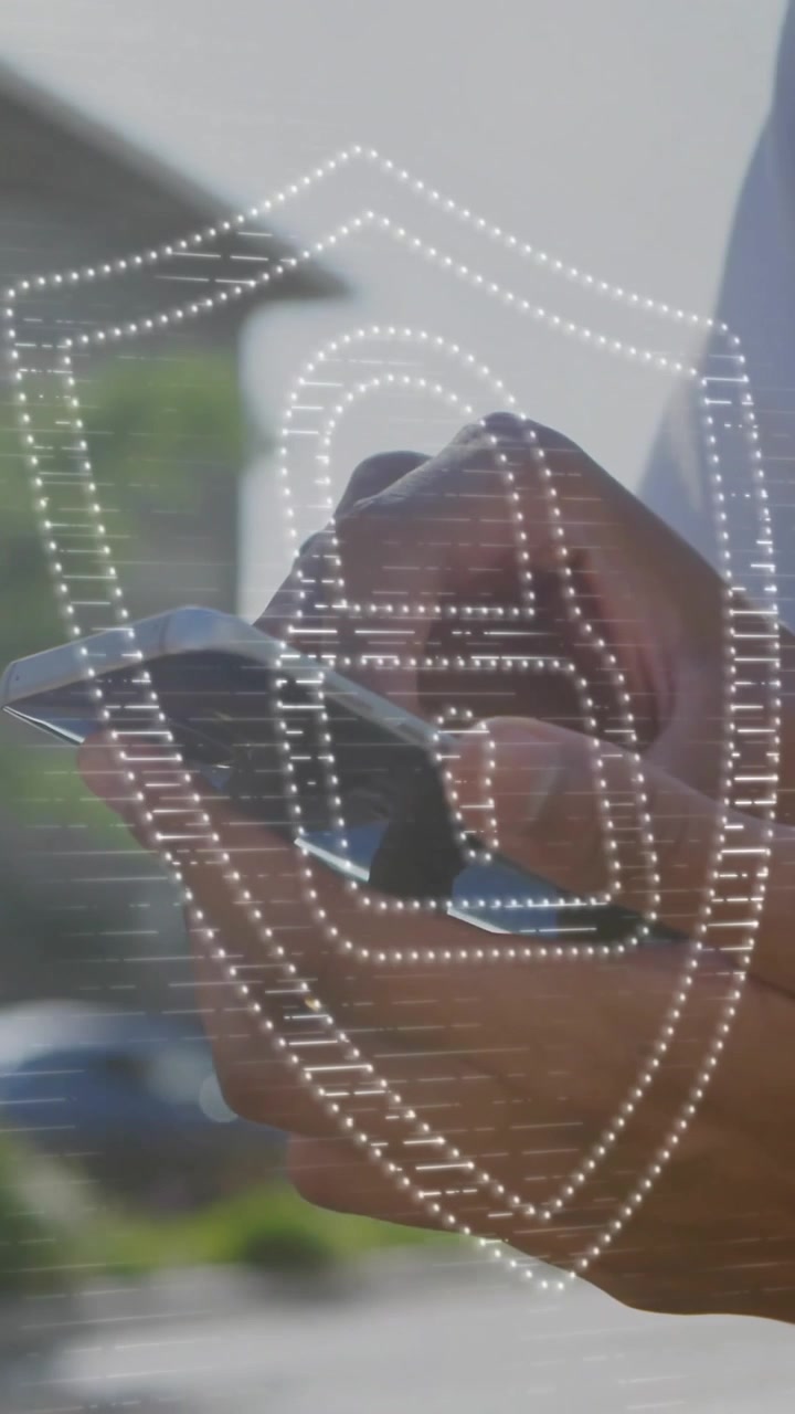 Animazione di un lucchetto in uno scudo sopra la parte centrale del corpo di un uomo caucasico che scorre sullo smartphone.
