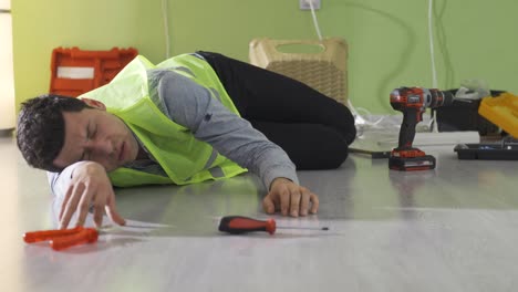 un hombre que comienza a trabajar sin tomar ninguna precaución de seguridad tiene un accidente de trabajo.