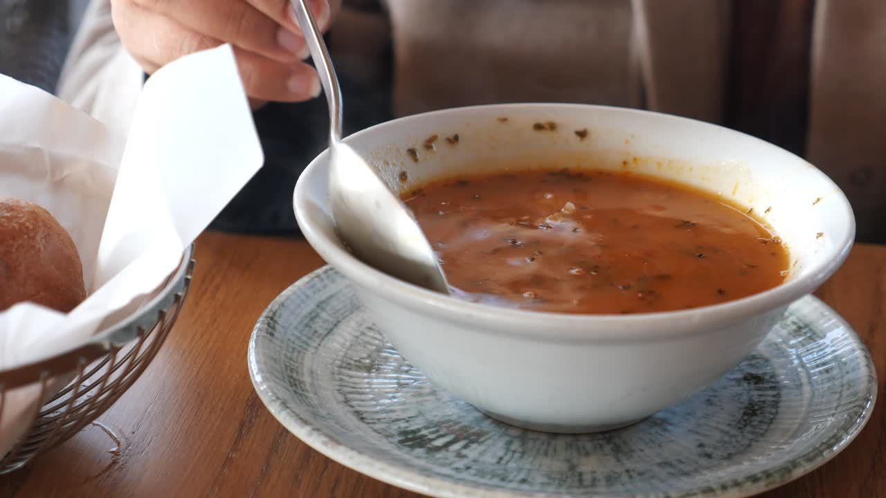 persona comiendo sopa