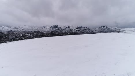 Luftaufnahme-Der-Felsigen-Schneeberge