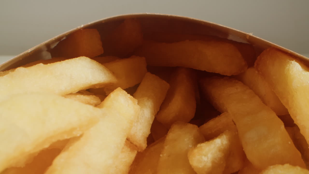 patatas fritas crujientes en una bolsa de papel