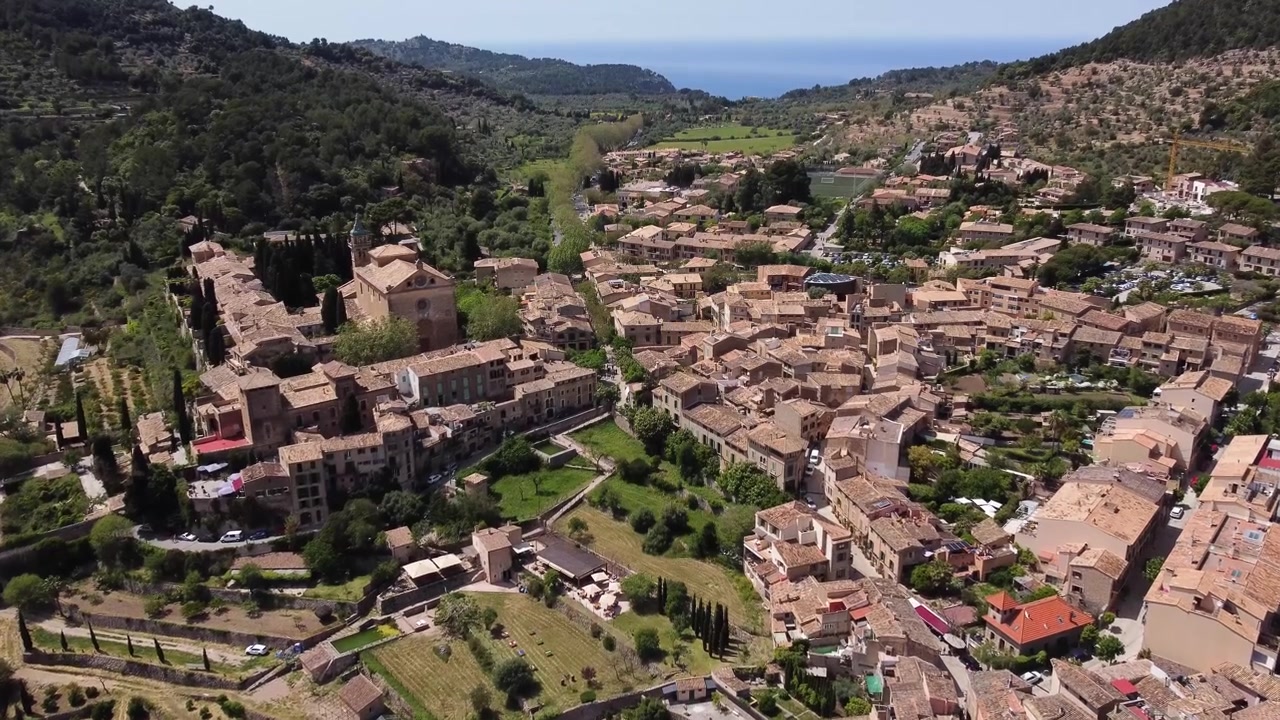 Ampia veduta aerea sulla città medievale di Valldemossa con il maestoso Palazzo della Certosa, Maiorca.