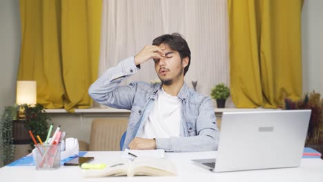 Estudiante-Varón-Con-Migraña.