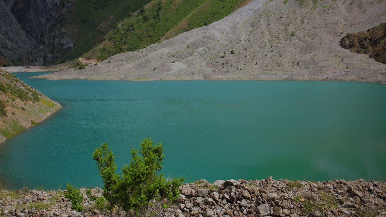 Özbekistan Dağlarında Göl
