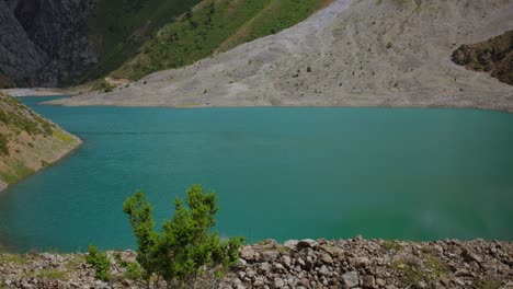 lago en las montañas de uzbekistán