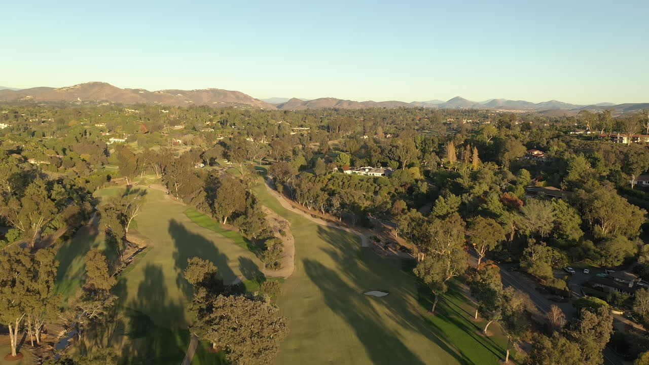 캘리포니아 랜초 산타페의 골프장 상공에서 공중 드론 영상