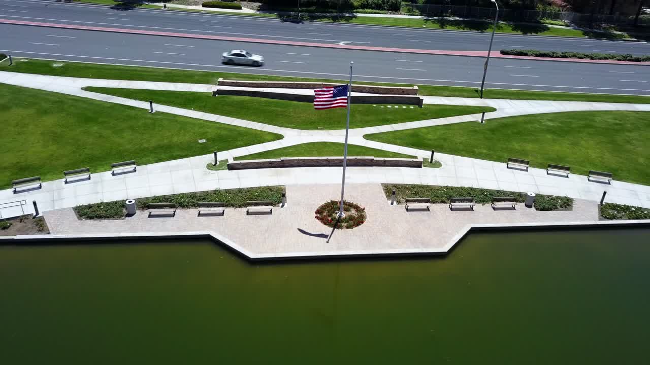 커뮤니티 호수 위로 미국 국기의 공중 철수