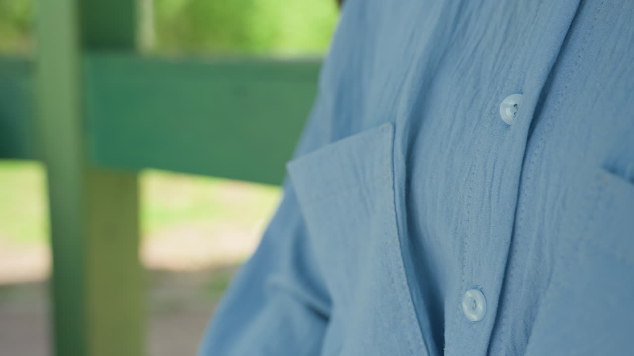 여성이 손에 수분을 공급하고, 여성이 참여하는 야외 스킨케어 루틴을 연출한 이미지입니다. 여성이 자연 환경 속 야외에서 손목에 수분을 공급하는 모습이 클로즈업되어 있으며, 여성이 공원 풍경 속에서 부드러운 손 관리 루틴을 하고 있습니다.