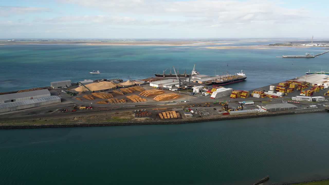 절벽에 있는 항구의 항공 샷