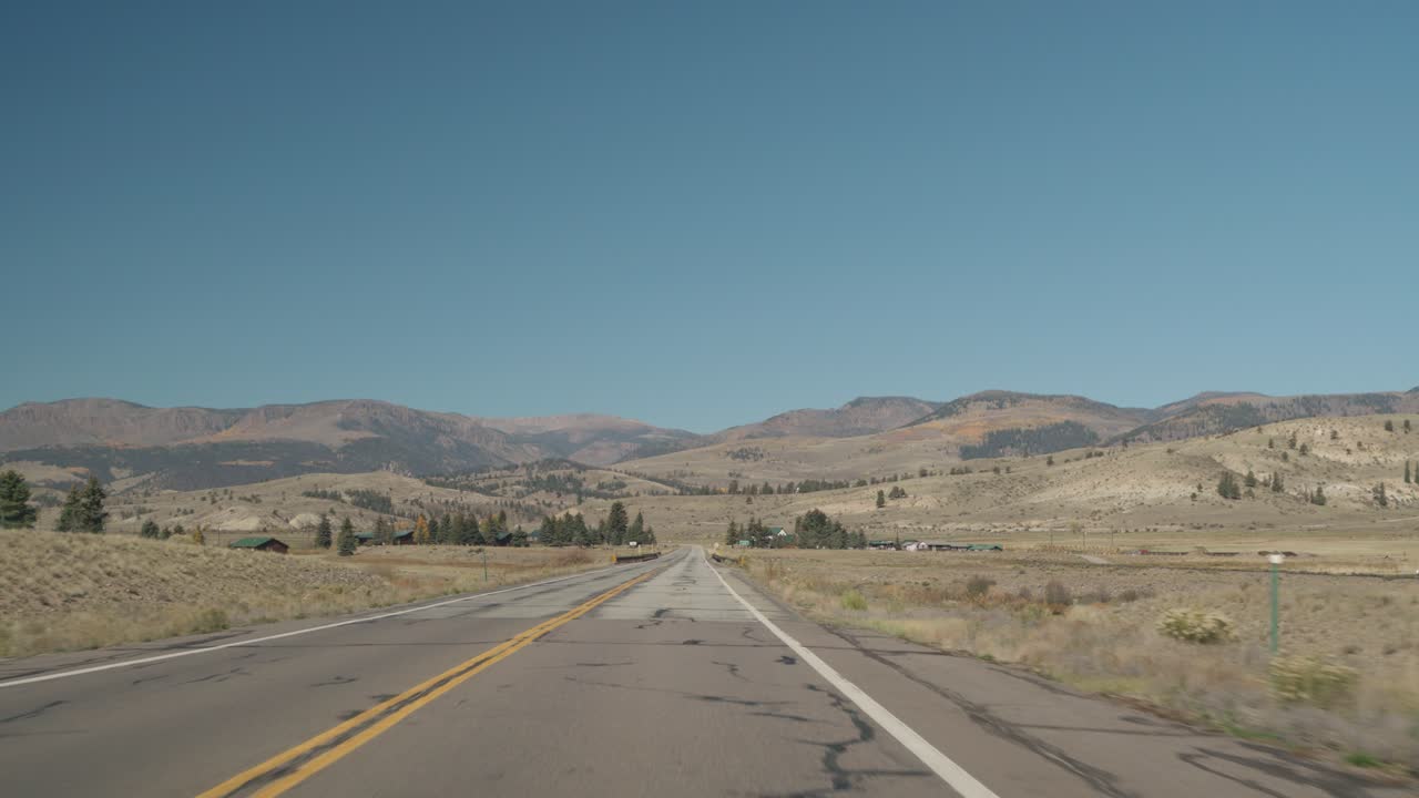 Camino panorámico a través de las montañas