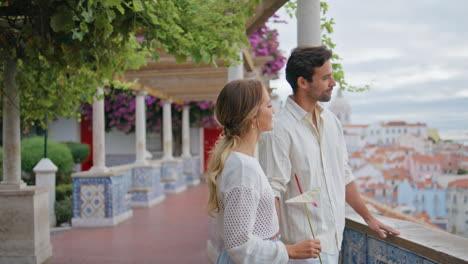 románticos amantes cita en la ciudad coquetean pareja se unen besándose juntos en la terraza