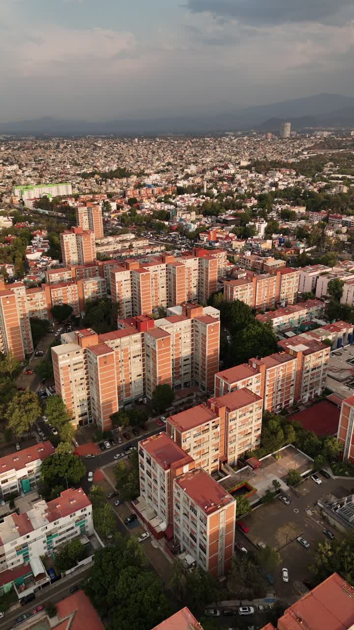 Panorama aereo verticale del sud di Città del Messico in un pomeriggio tempestoso.