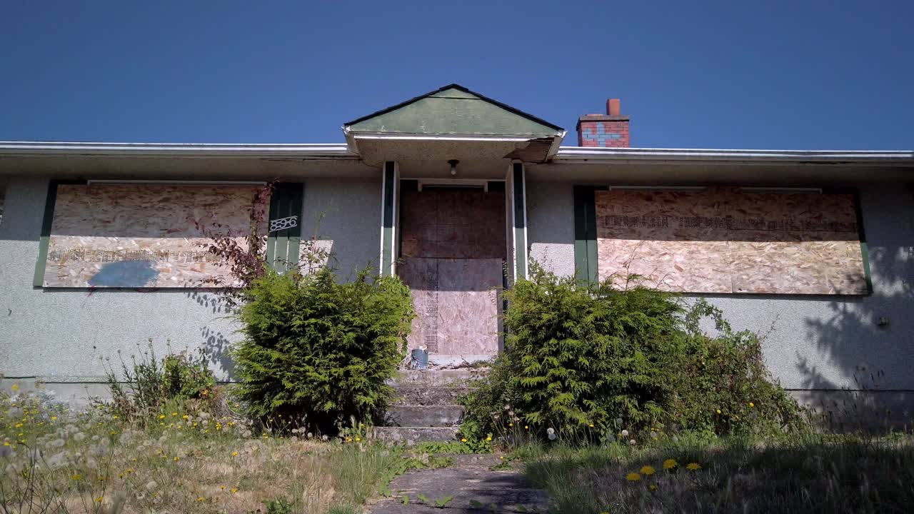 An abandoned and creepy house in Canada during summer.
CLOSE SHOT.