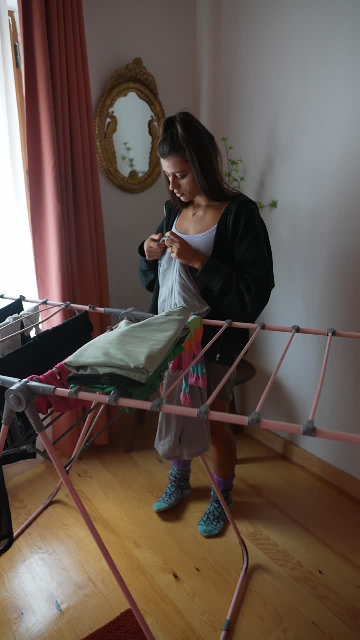 Mulher a lavar a roupa.