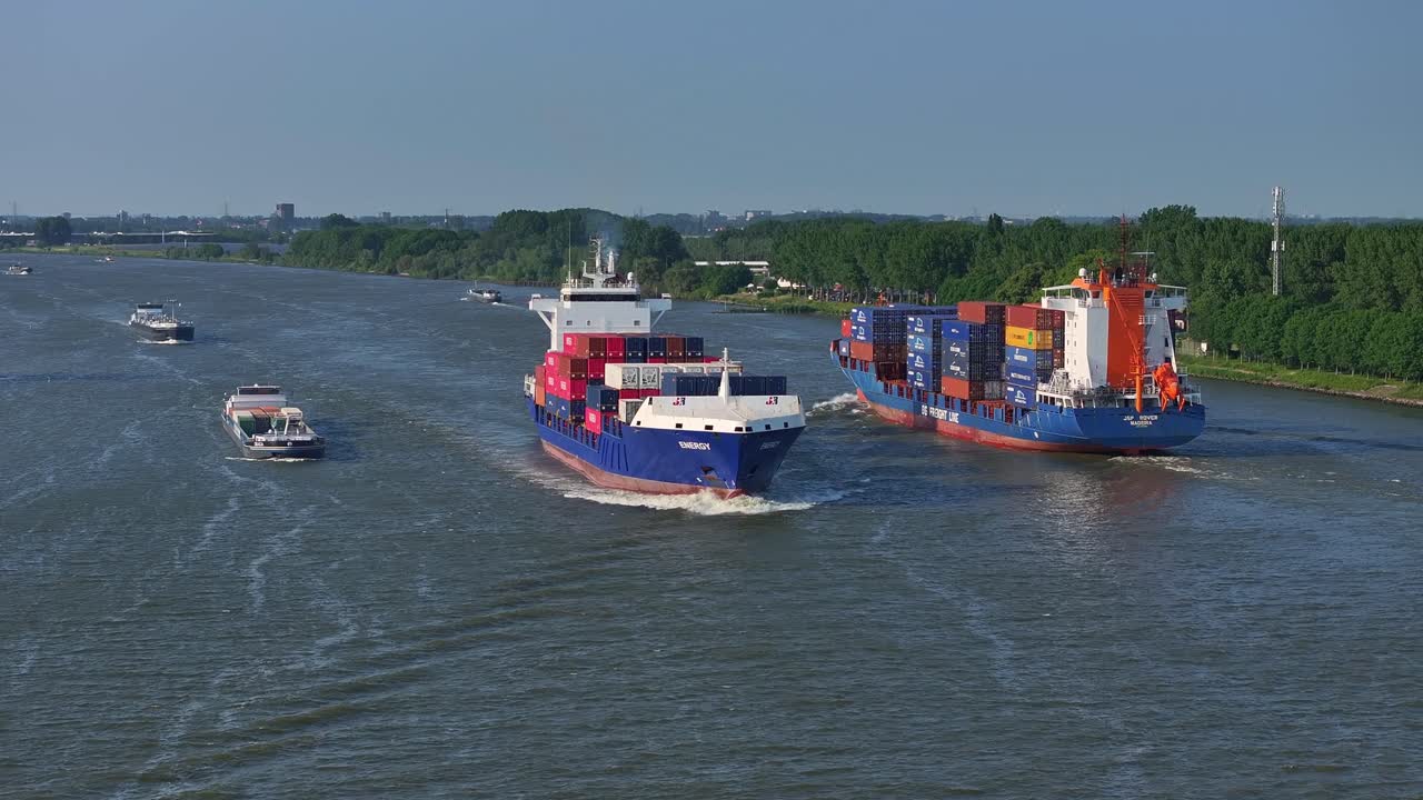 Navigating the Waterways: vessel ENERGY's Passage through the Dordtse Kil