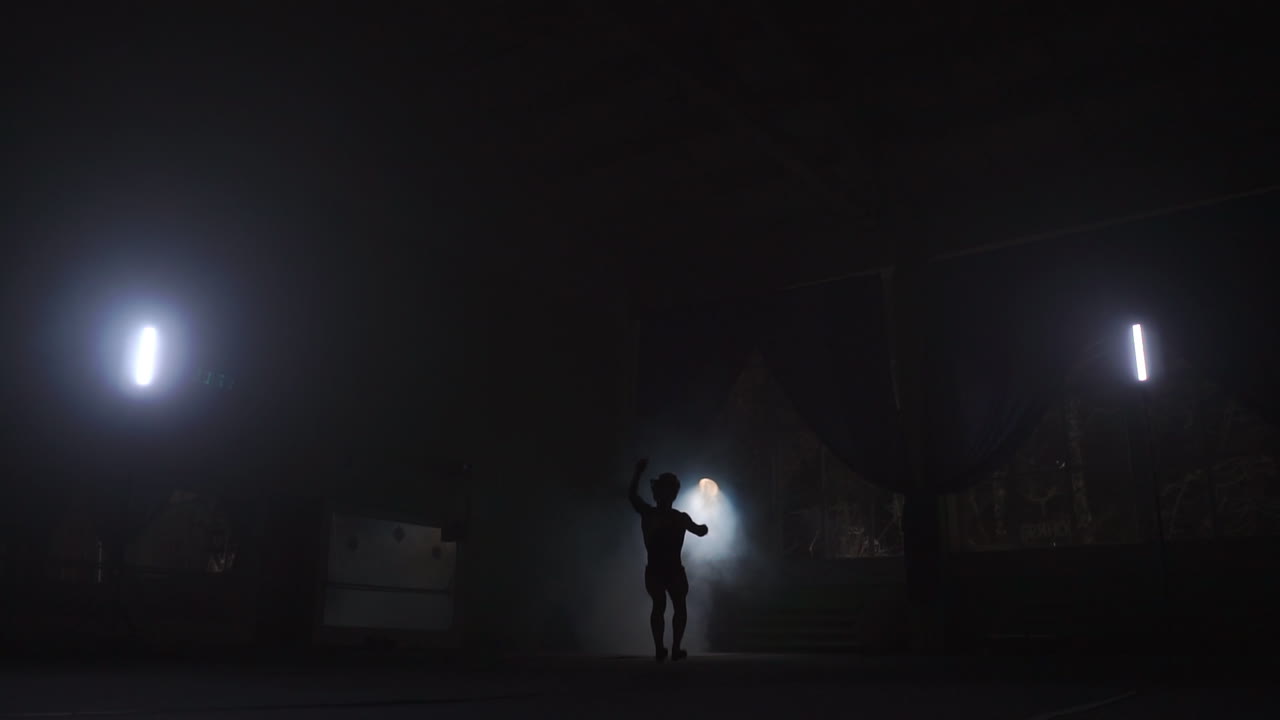 gimnasta salto mortal ejercicio hd vídeo en cámara lenta. salto de atleta