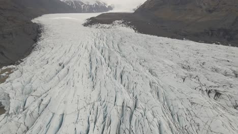 Svinafellsjokull-glacier-tongue-and-mountain-in-background,-Iceland