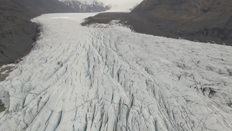 lengua del glaciar svinafellsjokull y montaña en el fondo, islandia